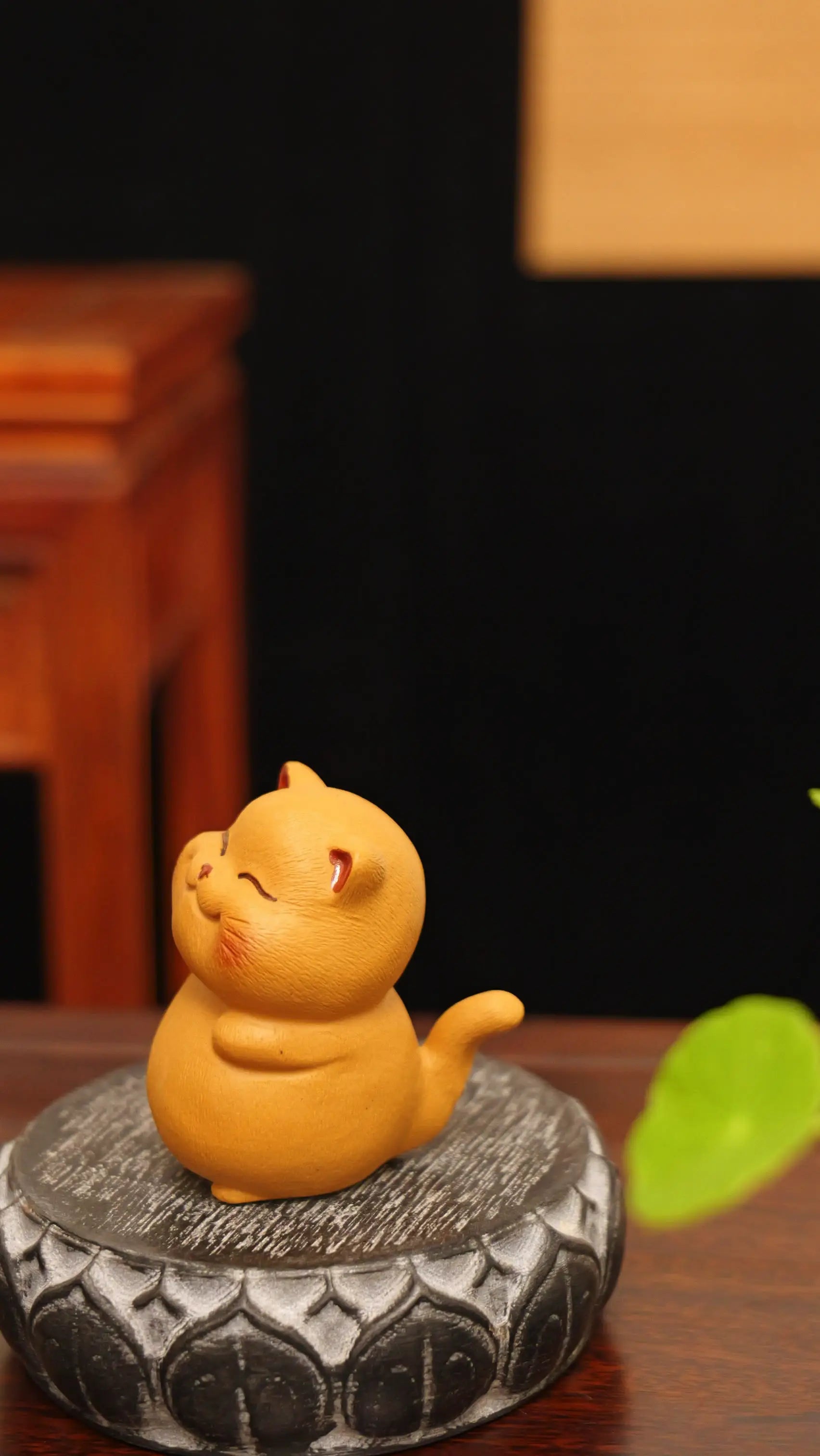 Yixing Handmade Lucky Waving Cat Tea Pet (Fortune Style)