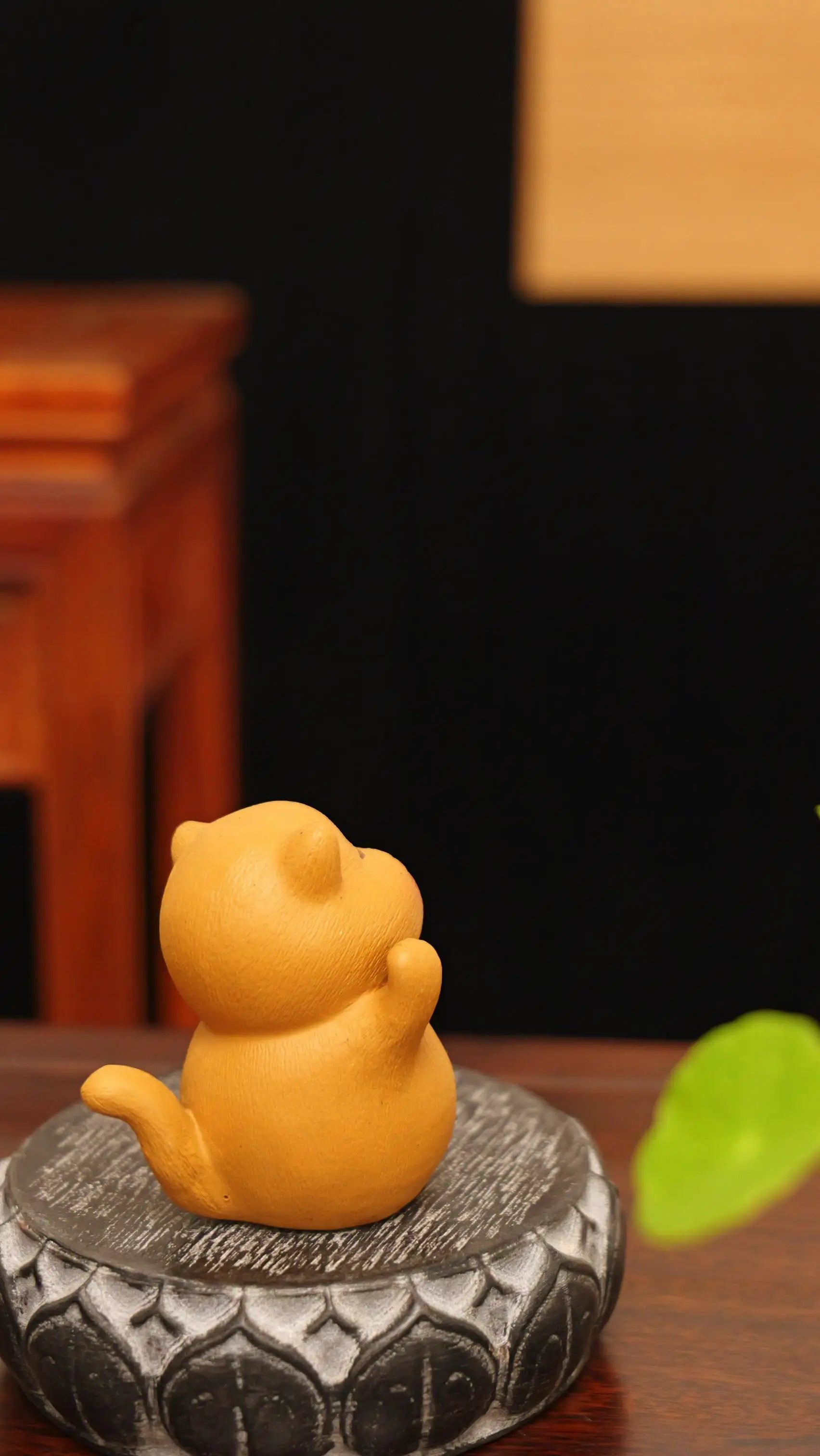 Yixing Handmade Lucky Waving Cat Tea Pet (Fortune Style)