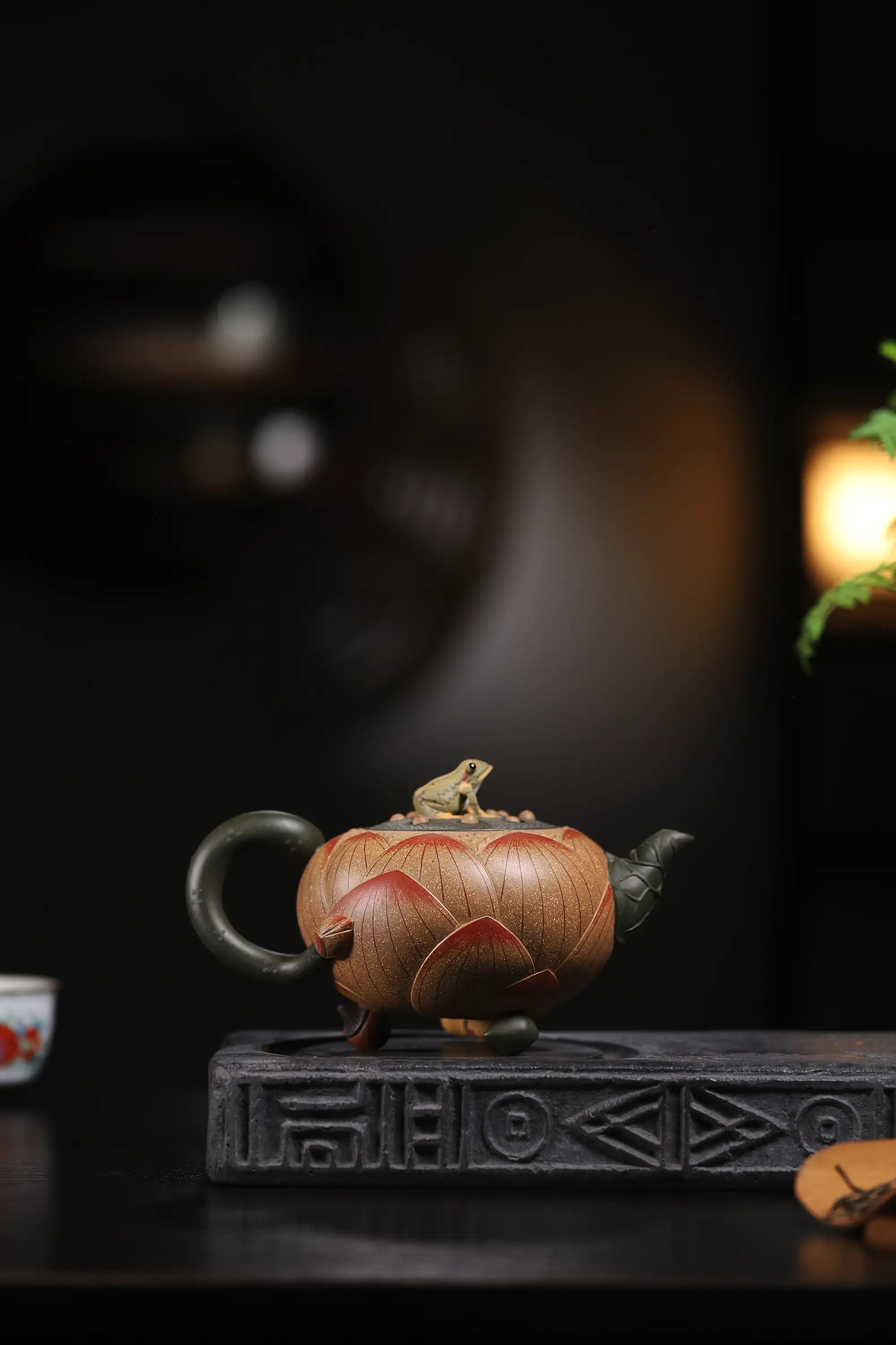 Lotus & Frog Design Fully Handmade Duan Clay 'Lotus Shape' Yixing Teapot & Cup Set