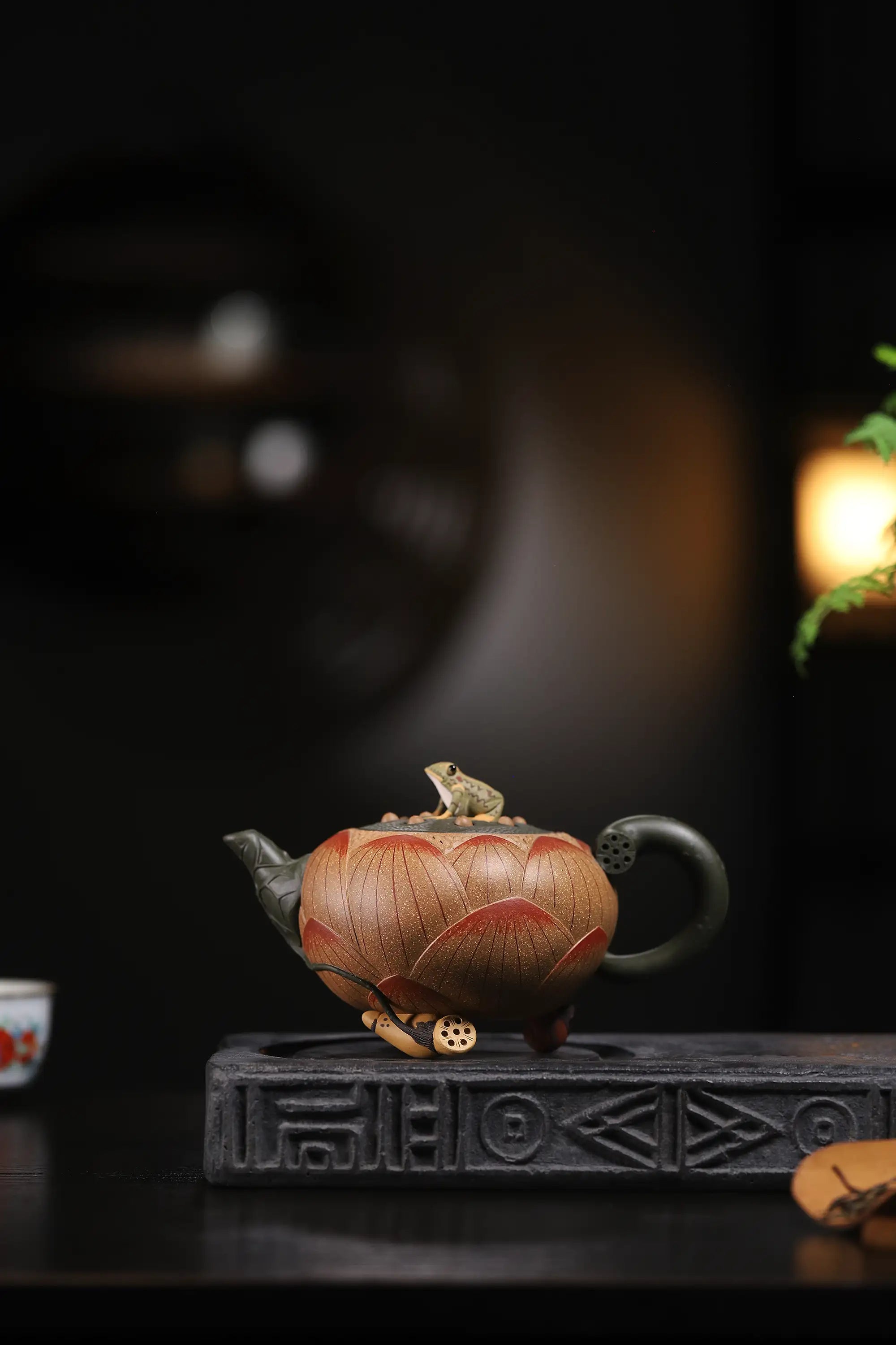 Lotus & Frog Design Fully Handmade Duan Clay 'Lotus Shape' Yixing Teapot & Cup Set