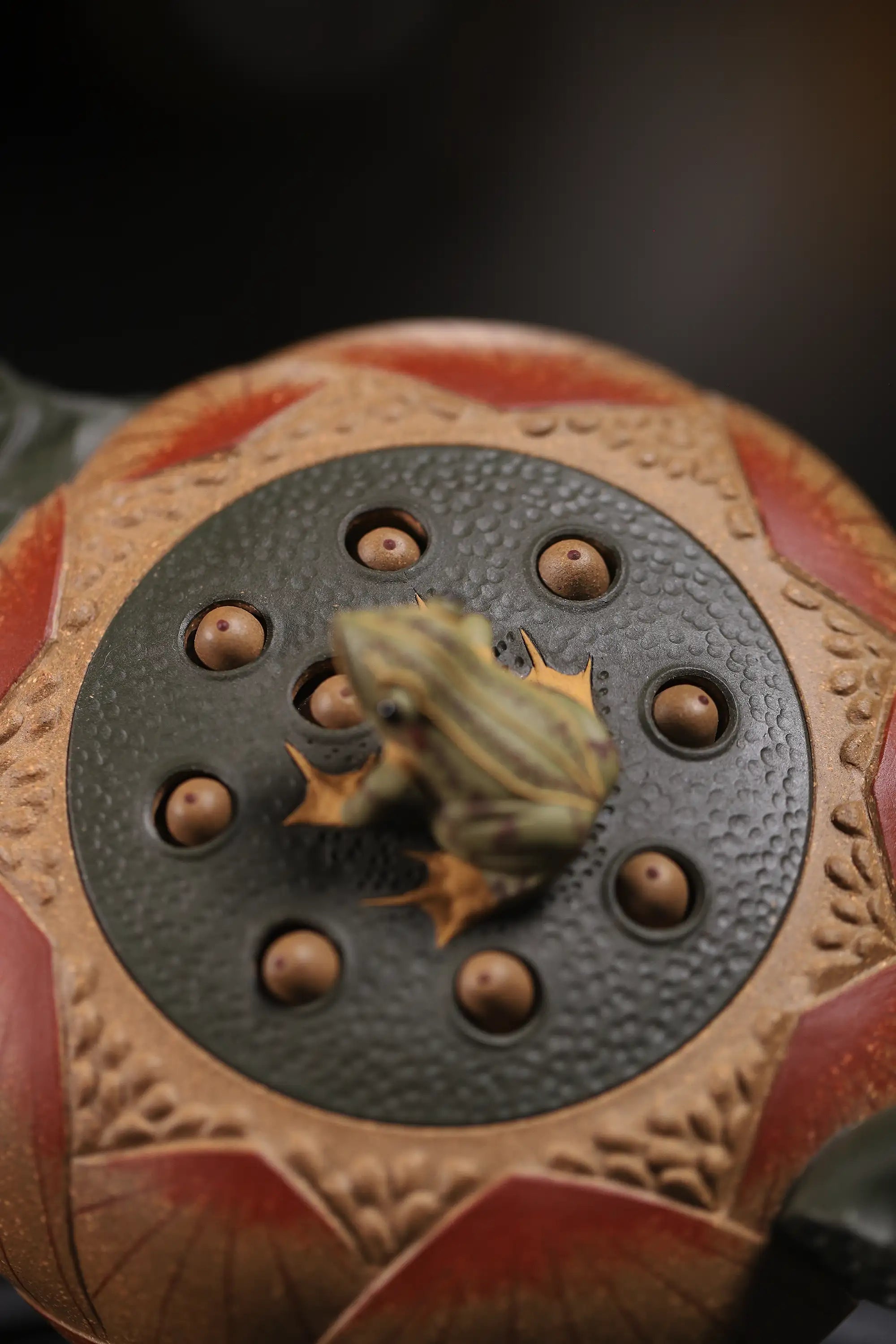 Lotus & Frog Design Fully Handmade Duan Clay 'Lotus Shape' Yixing Teapot & Cup Set