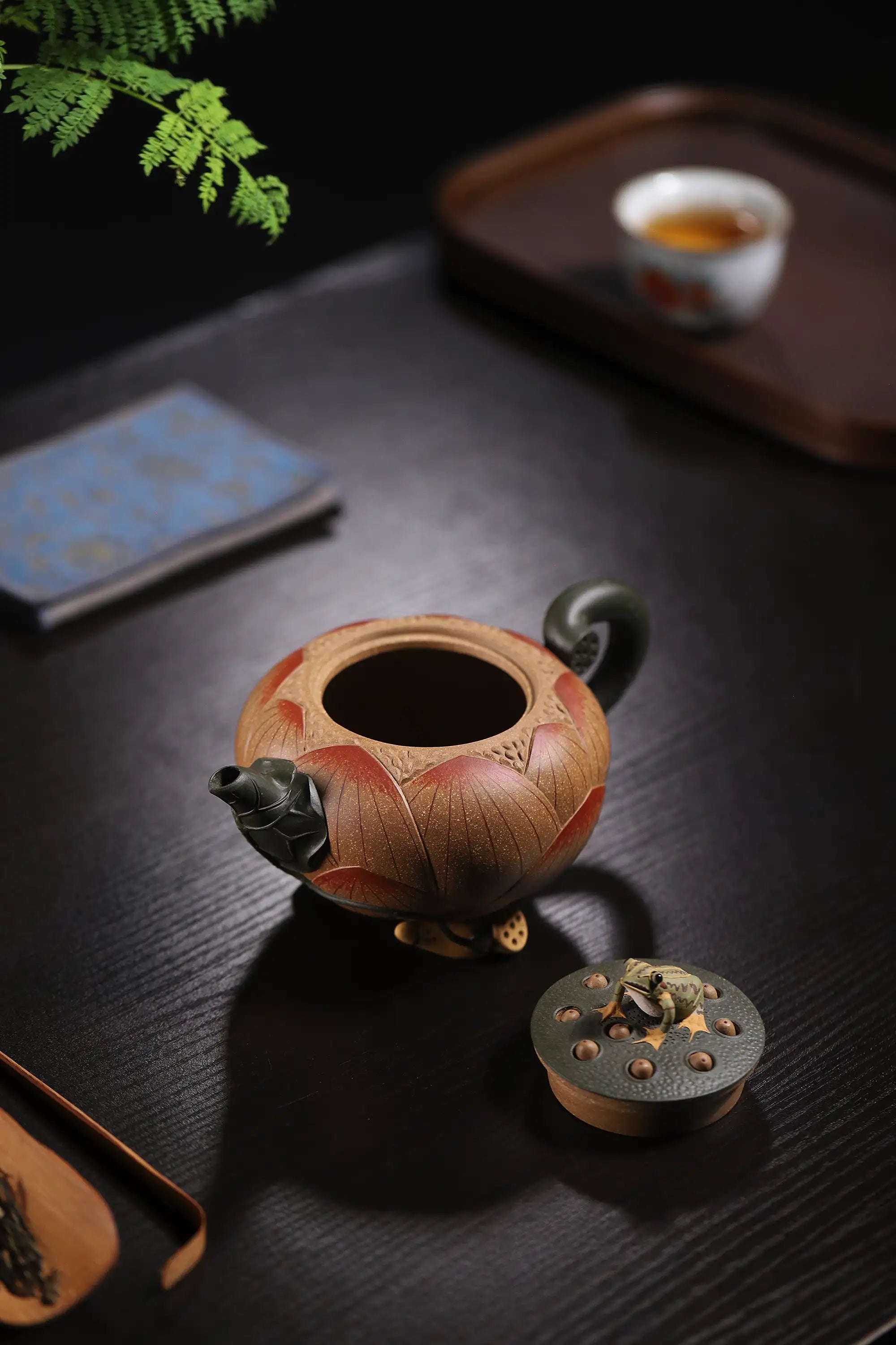 Lotus & Frog Design Fully Handmade Duan Clay 'Lotus Shape' Yixing Teapot & Cup Set