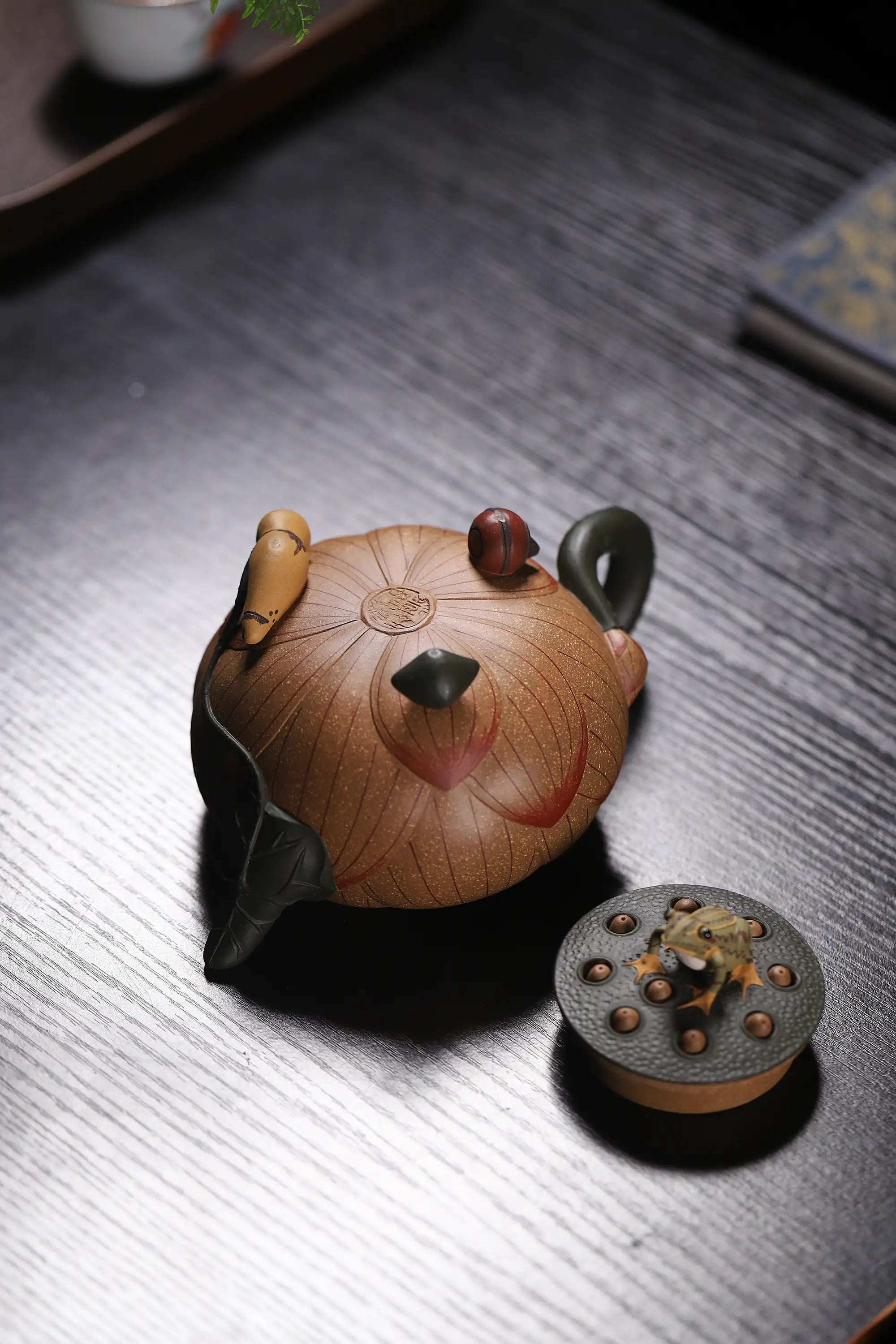 Lotus & Frog Design Fully Handmade Duan Clay 'Lotus Shape' Yixing Teapot & Cup Set