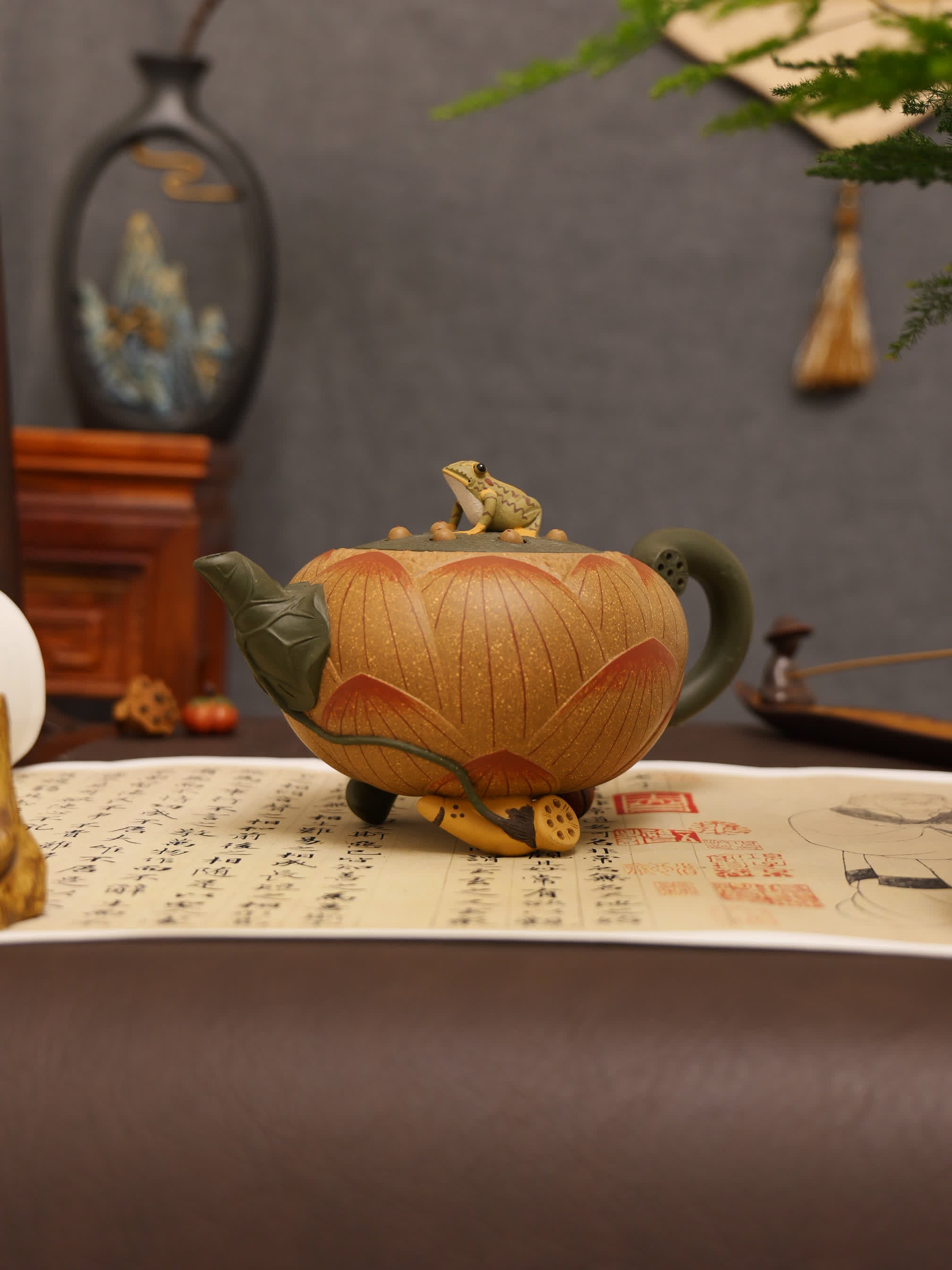 Lotus & Frog Design Fully Handmade Duan Clay 'Lotus Shape' Yixing Teapot & Cup Set