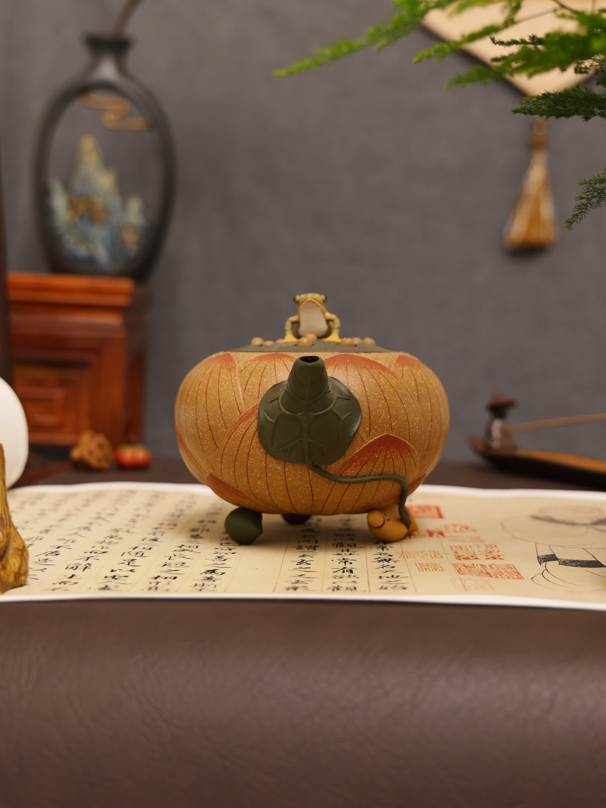 Lotus & Frog Design Fully Handmade Duan Clay 'Lotus Shape' Yixing Teapot & Cup Set