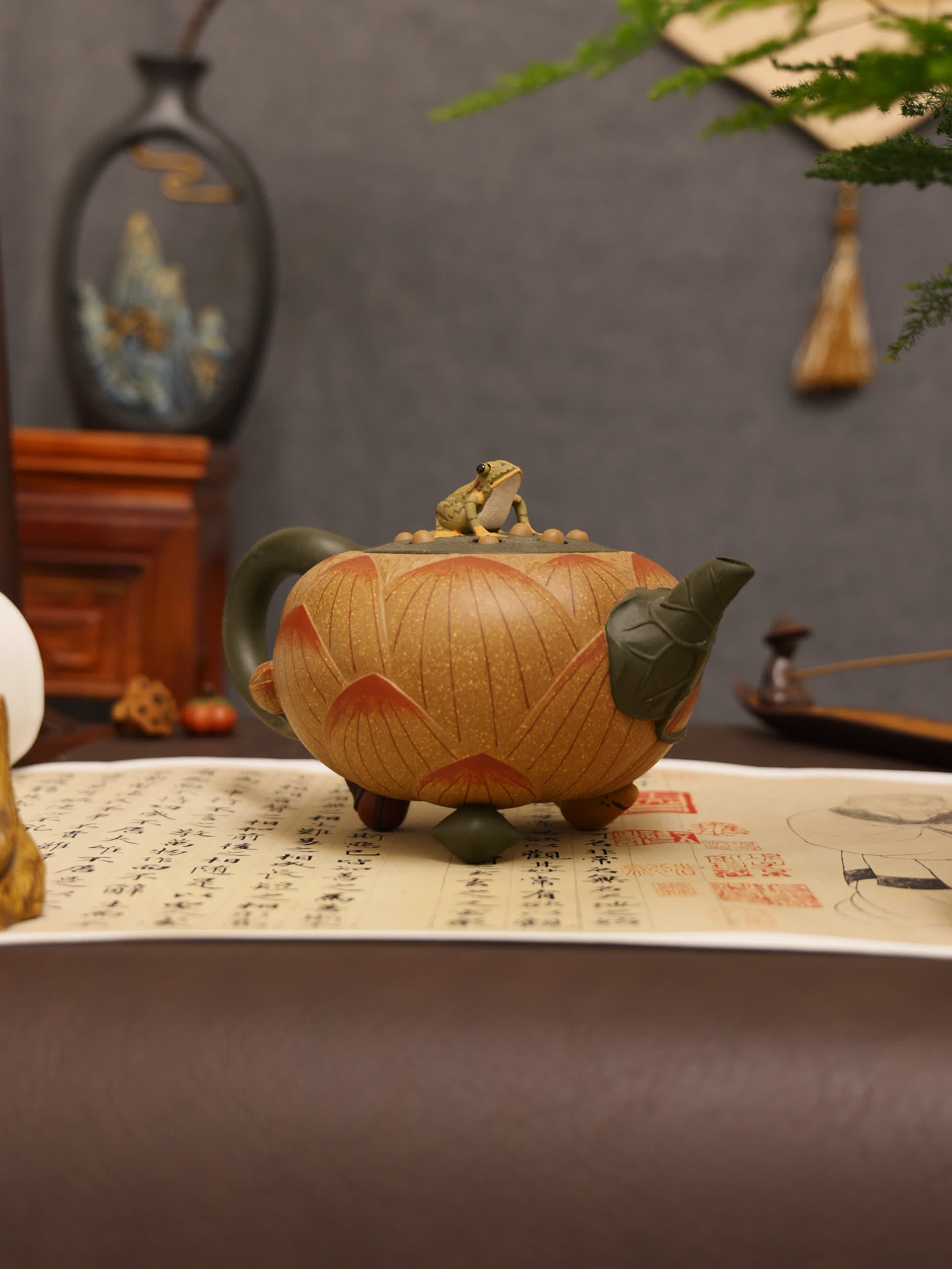 Lotus & Frog Design Fully Handmade Duan Clay 'Lotus Shape' Yixing Teapot & Cup Set