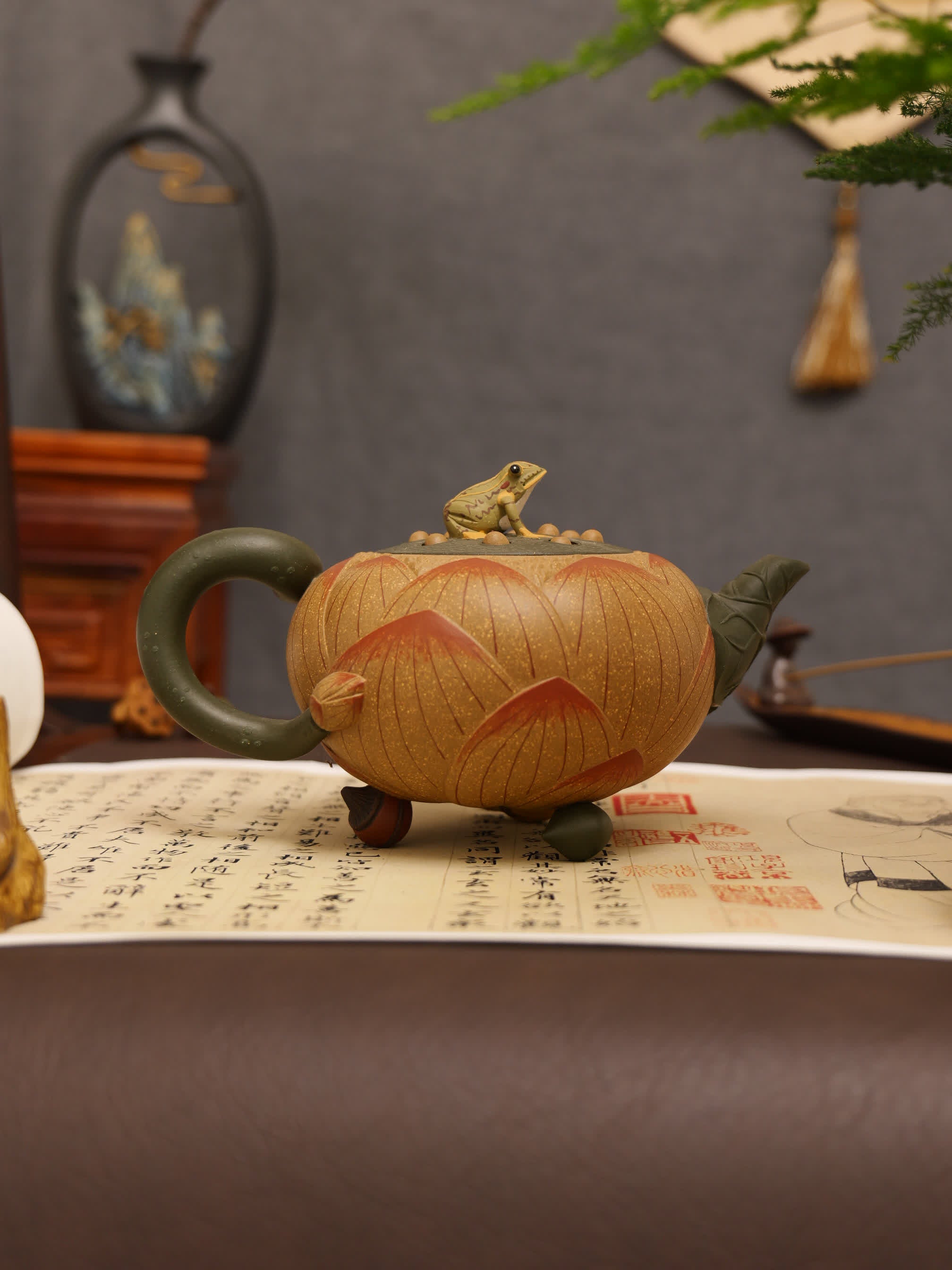 Lotus & Frog Design Fully Handmade Duan Clay 'Lotus Shape' Yixing Teapot & Cup Set