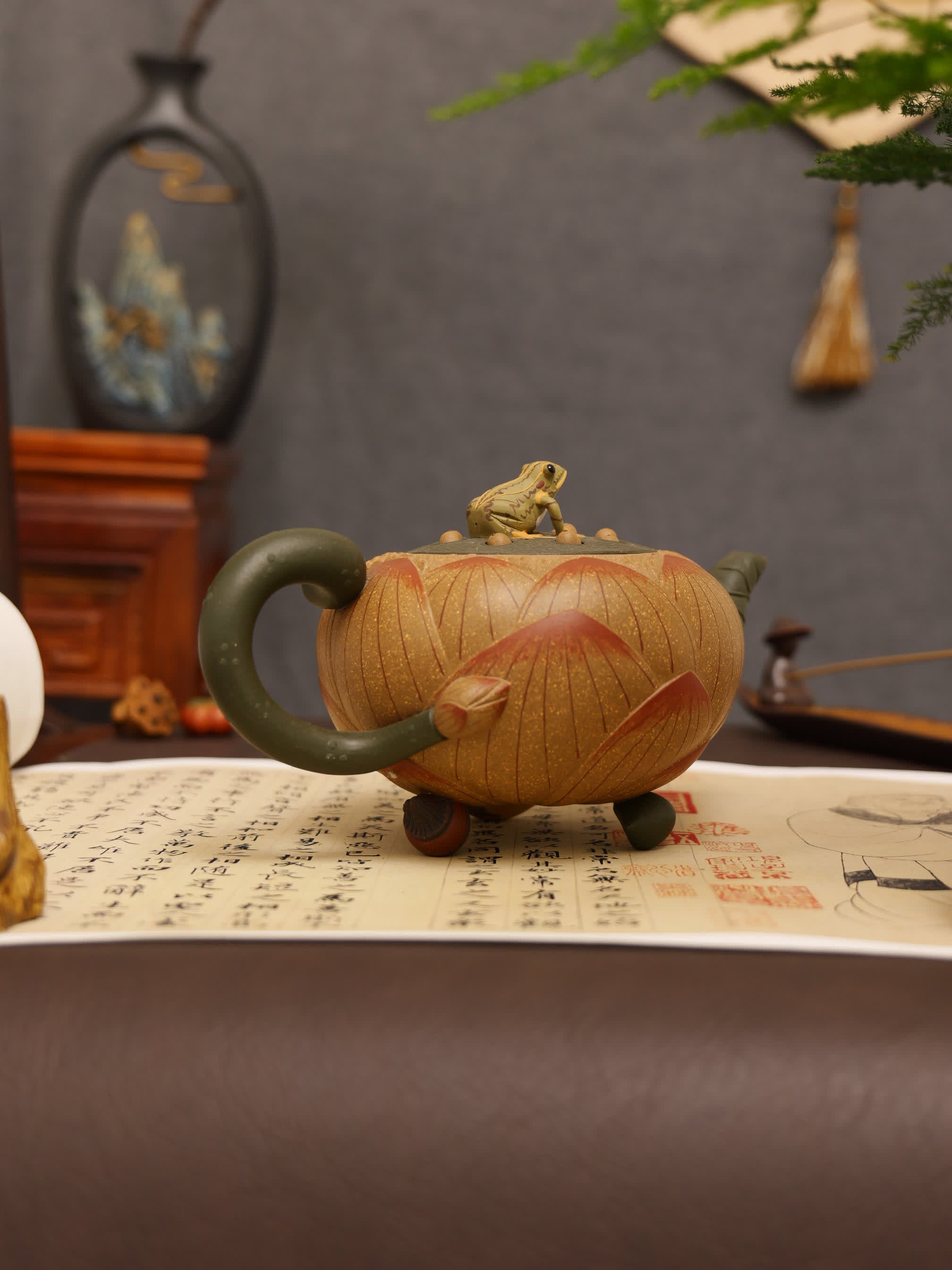 Lotus & Frog Design Fully Handmade Duan Clay 'Lotus Shape' Yixing Teapot & Cup Set