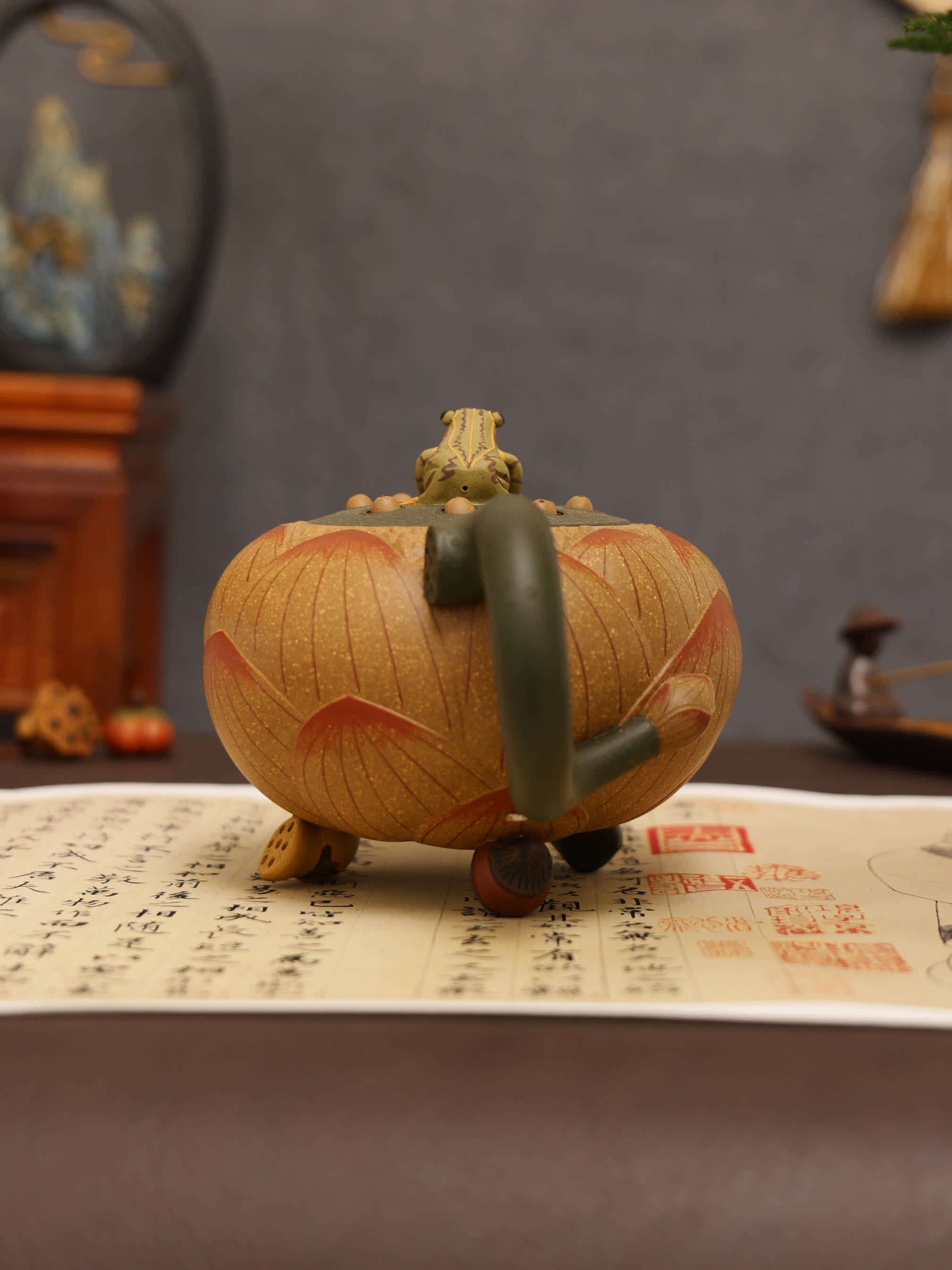 Lotus & Frog Design Fully Handmade Duan Clay 'Lotus Shape' Yixing Teapot & Cup Set