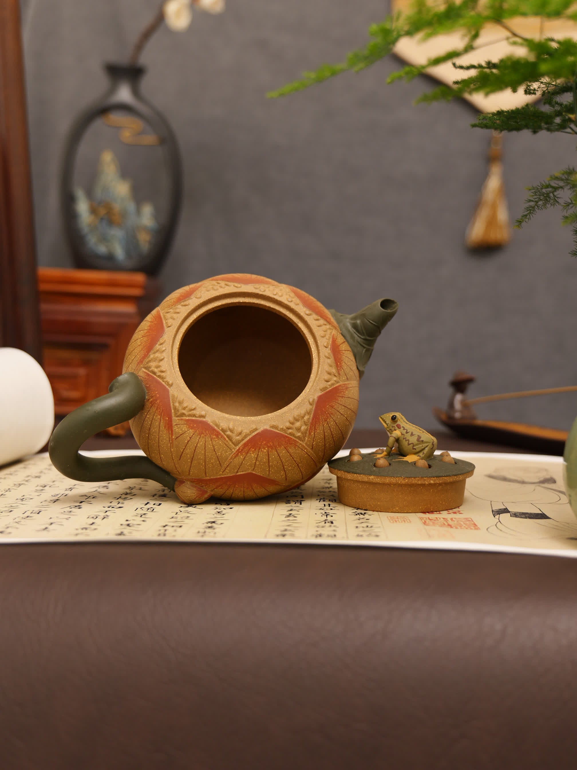 Lotus & Frog Design Fully Handmade Duan Clay 'Lotus Shape' Yixing Teapot & Cup Set