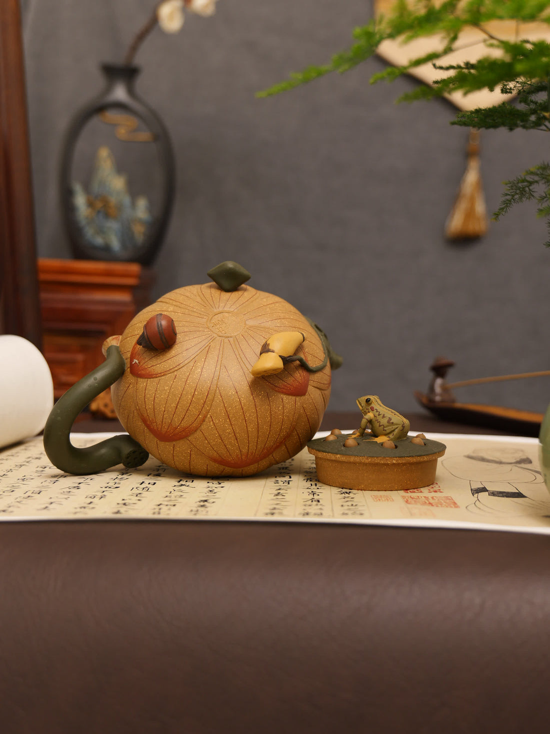 Lotus & Frog Design Fully Handmade Duan Clay 'Lotus Shape' Yixing Teapot & Cup Set