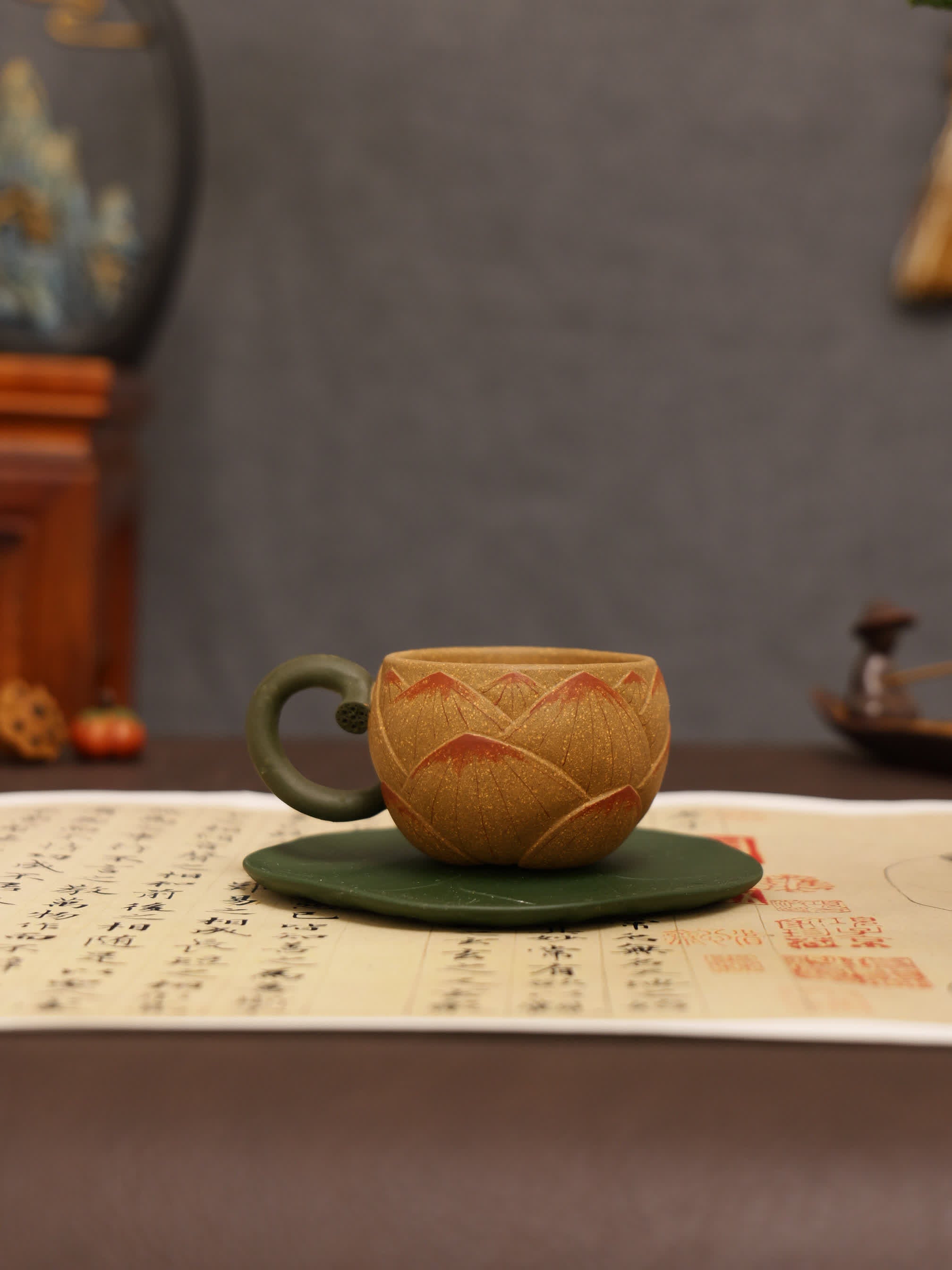 Lotus & Frog Design Fully Handmade Duan Clay 'Lotus Shape' Yixing Teapot & Cup Set