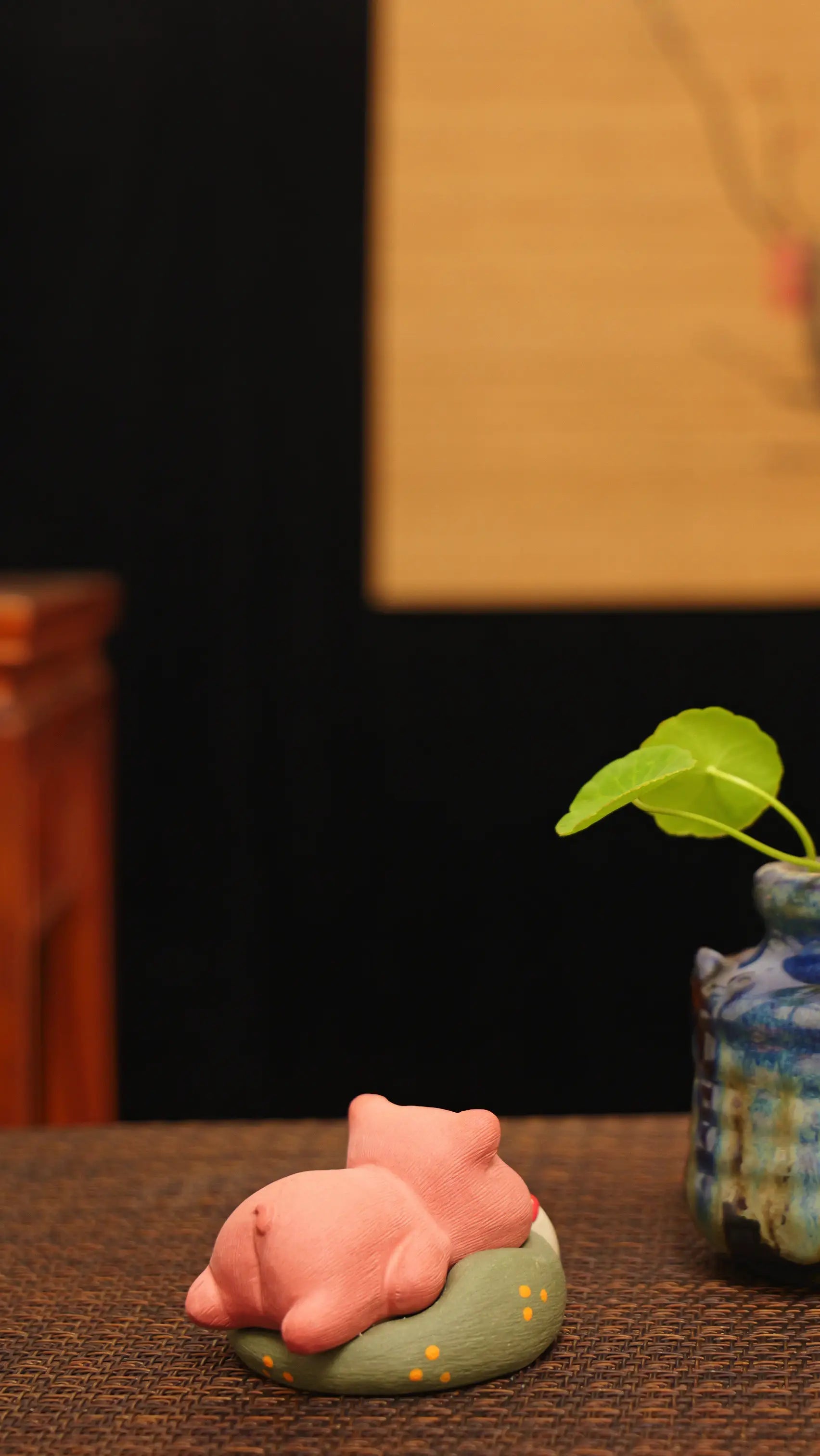 Yixing Zisha Handmade Cute Piglet with Milk Bottle Tea Pet (Lovely Lying-down Style)