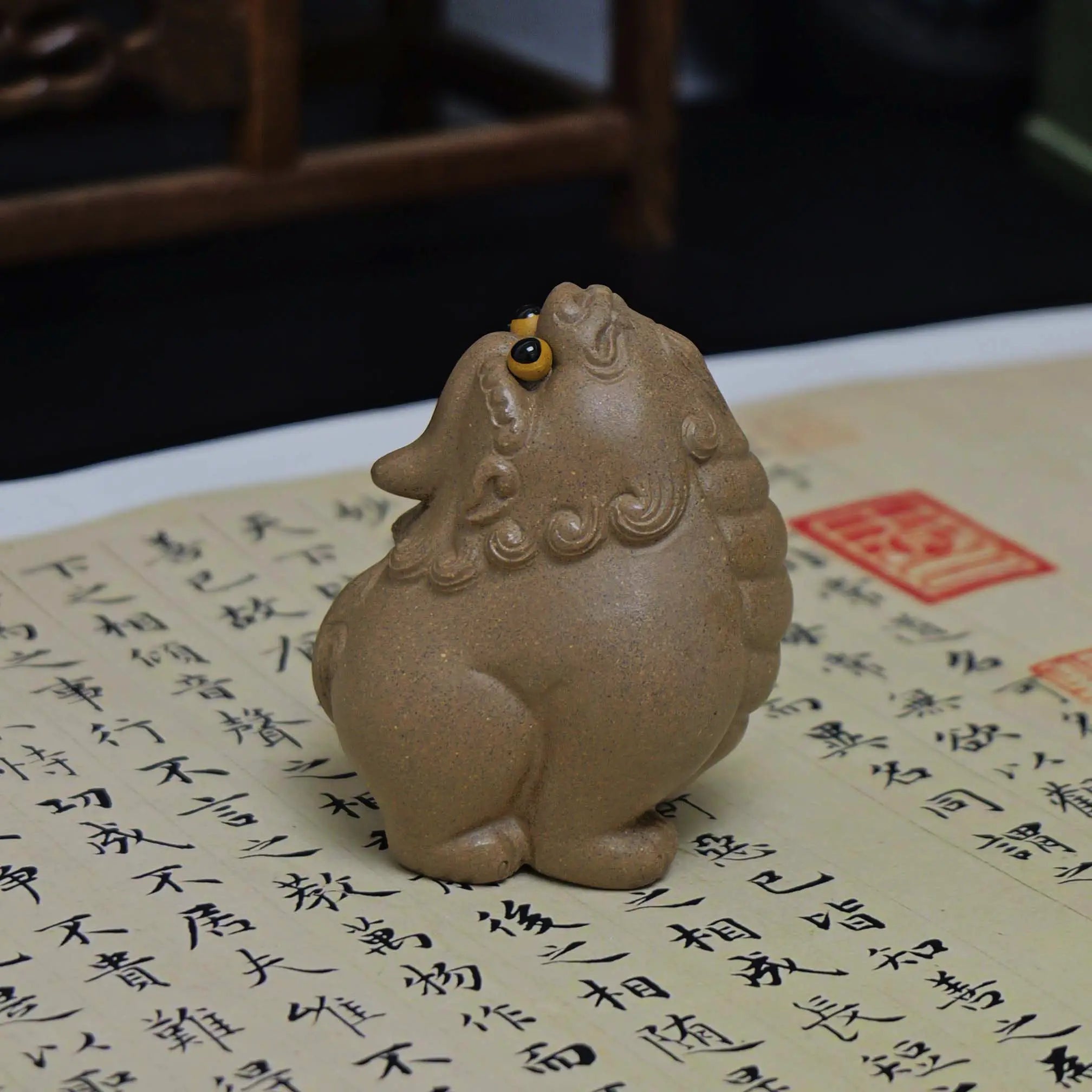 Yixing Zisha Handmade Gray Skyward Lion Tea Pet (Auspicious Guardian Style)