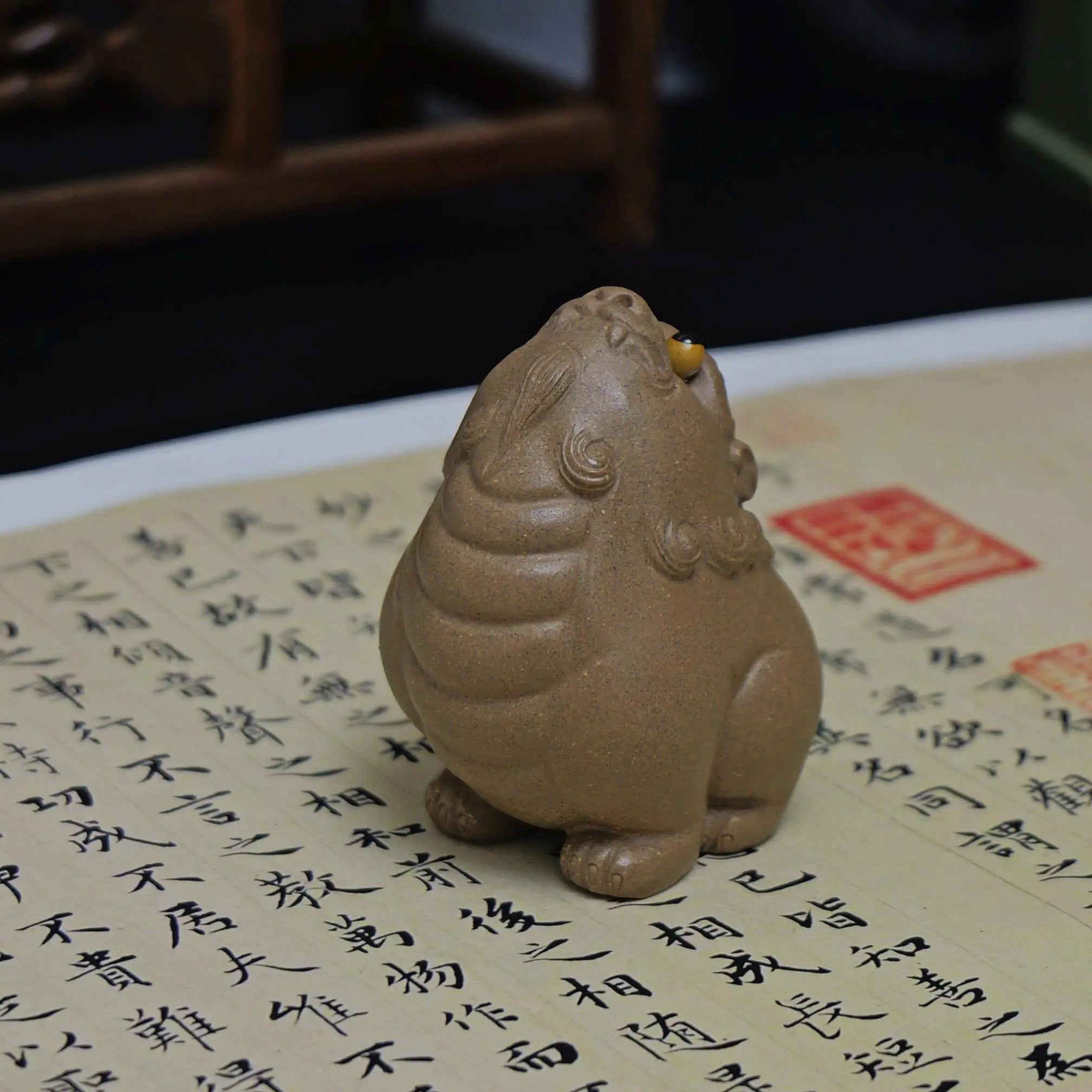 Yixing Zisha Handmade Gray Skyward Lion Tea Pet (Auspicious Guardian Style)
