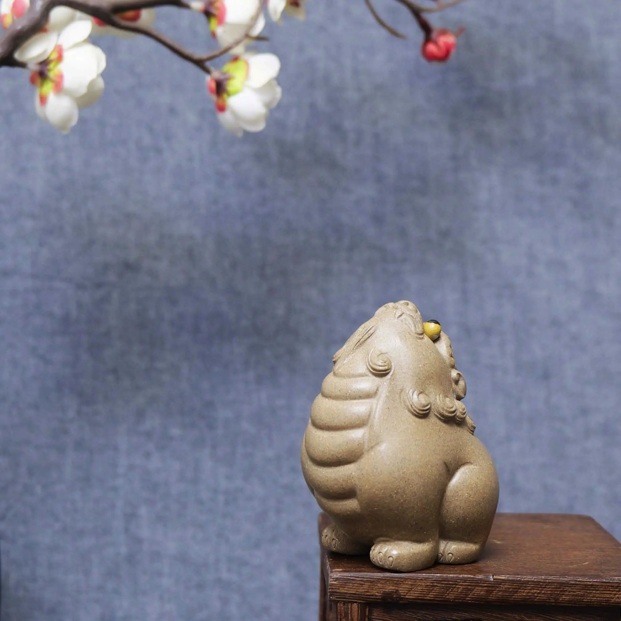 Yixing Zisha Handmade Gray Skyward Lion Tea Pet (Auspicious Guardian Style)