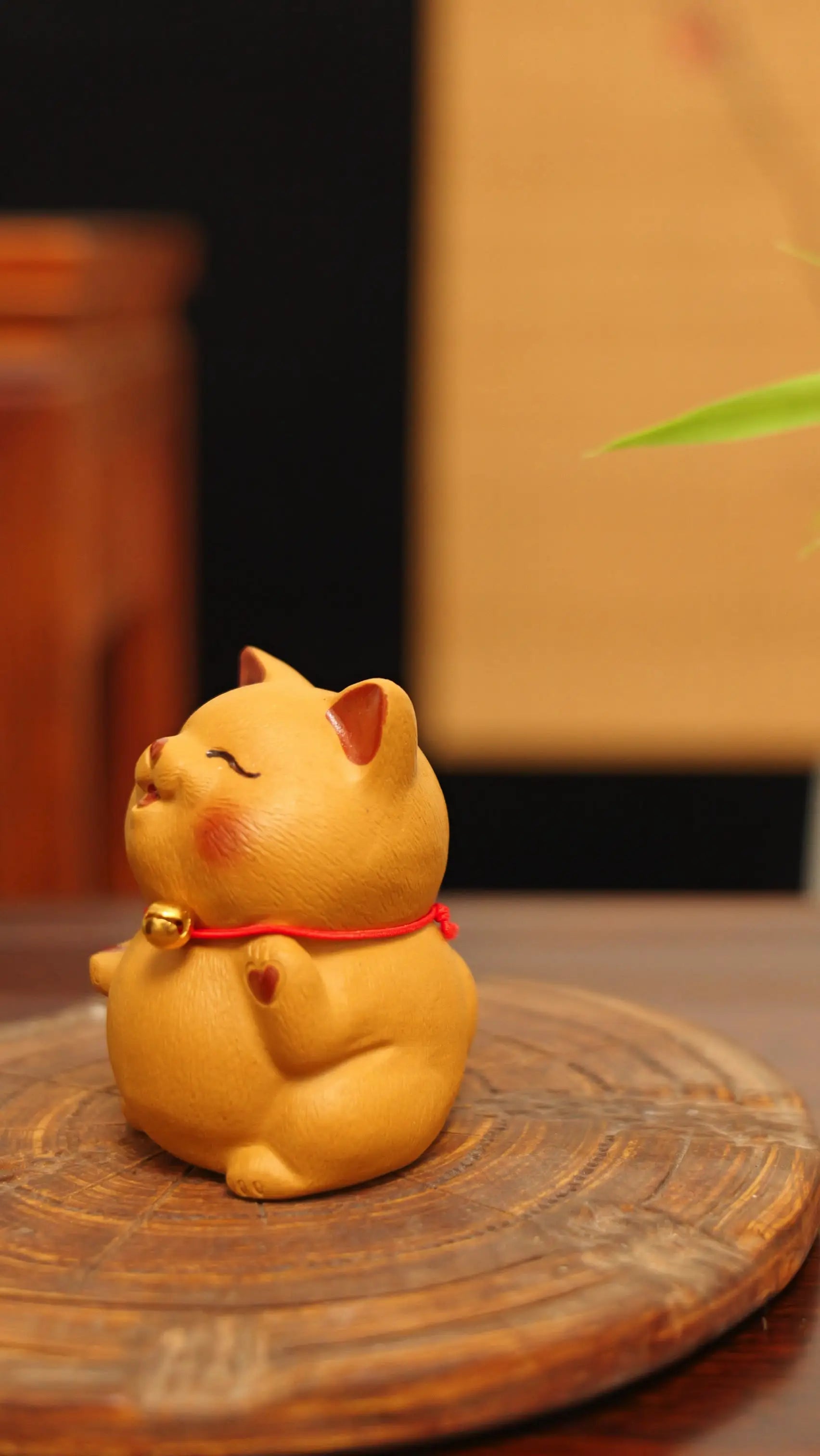 Yixing Zisha Handmade Lucky Waving Cat Tea Pet (Heart Decoration Style)