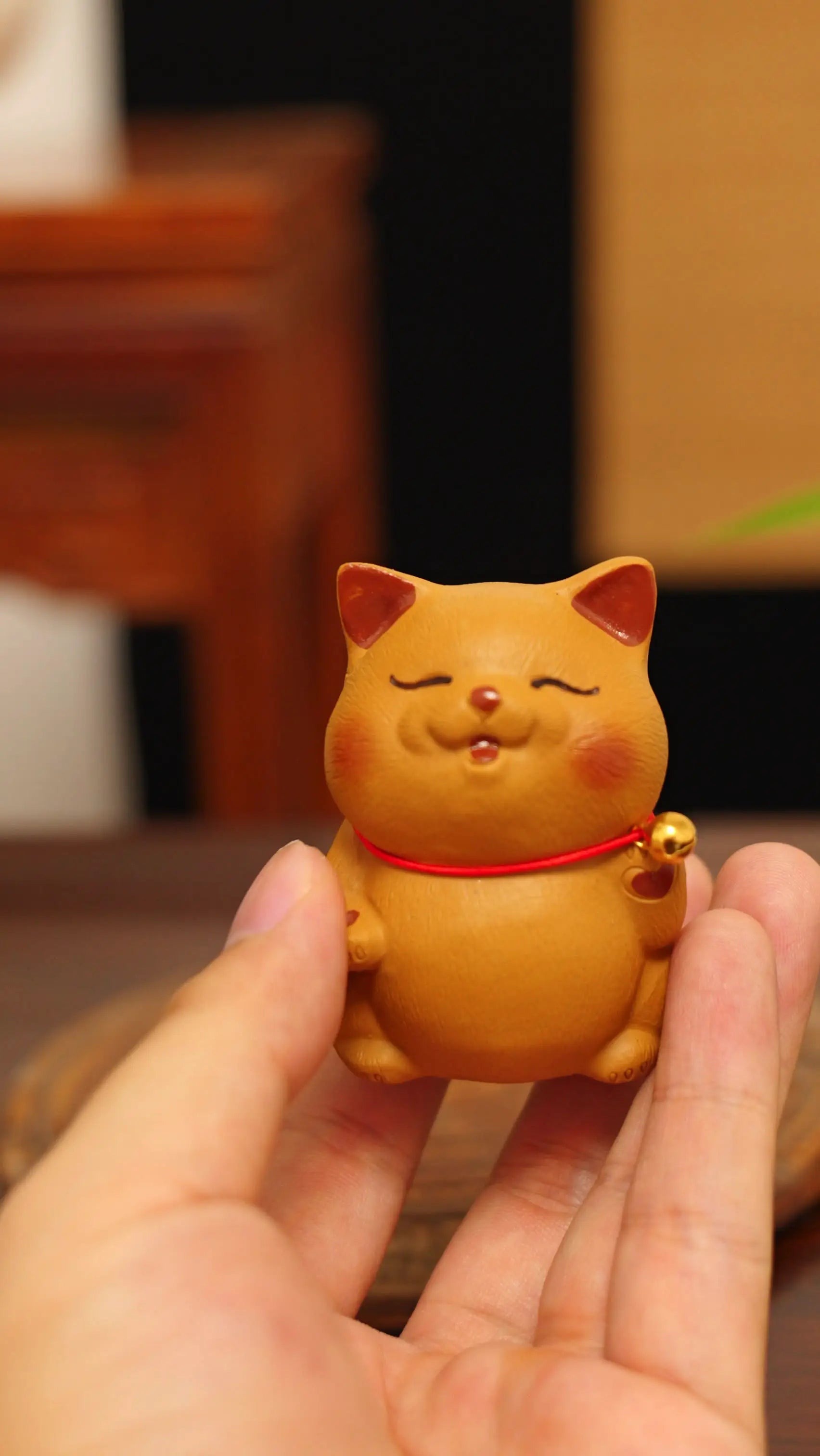 Yixing Zisha Handmade Lucky Waving Cat Tea Pet (Heart Decoration Style)