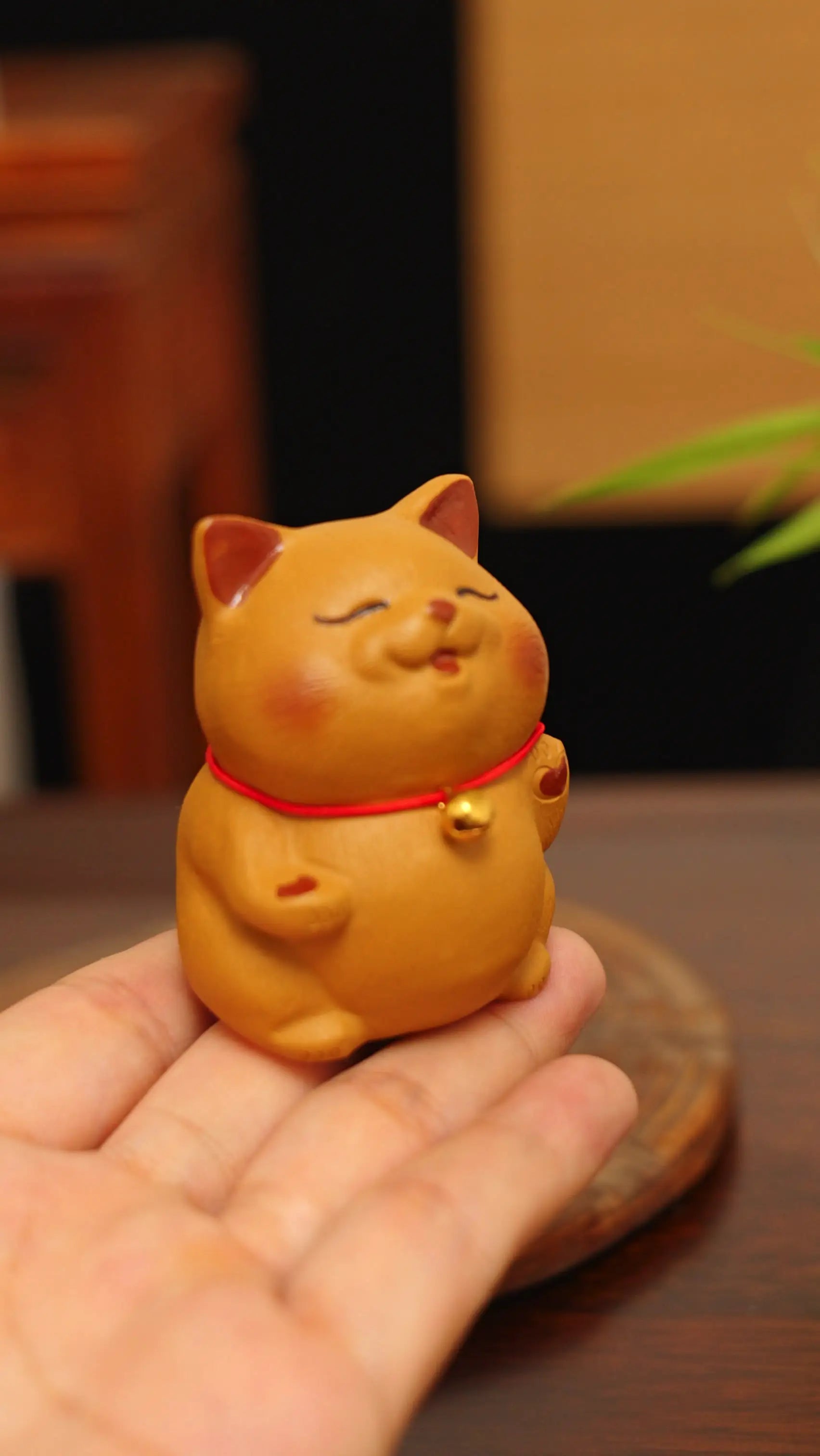 Yixing Zisha Handmade Lucky Waving Cat Tea Pet (Heart Decoration Style)