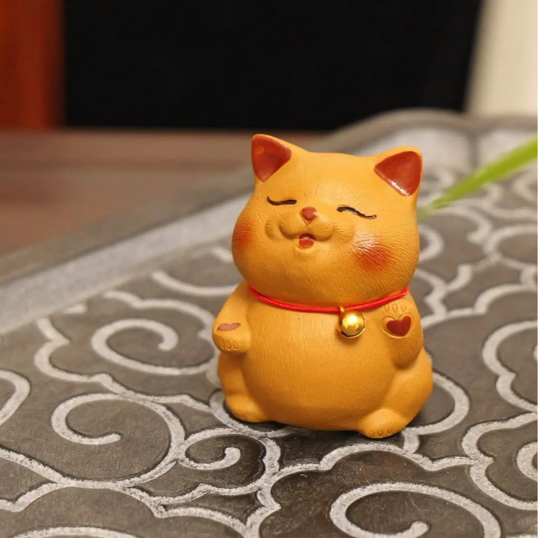 Yixing Zisha Handmade Lucky Waving Cat Tea Pet (Heart Decoration Style)